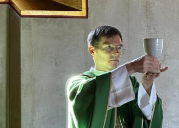 Coccau in lacrime per Marco. Il parroco: «Siamo creati per un amore che si gioca nell’eternità»