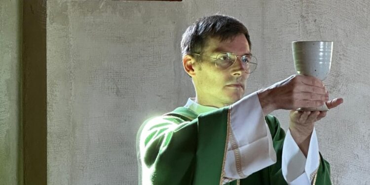 Coccau in lacrime per Marco. Il parroco: «Siamo creati per un amore che si gioca nell’eternità»