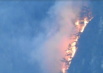 Moggio, il Monte Cimadors (Grauzaria) brucia ancora. Evacuate tre frazioni