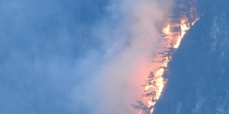 Moggio, il Monte Cimadors (Grauzaria) brucia ancora. Evacuate tre frazioni