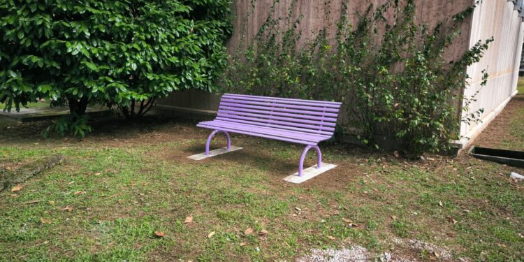 Stili di vita sani per battere l’Alzheimer. Panchina viola all’Ospedale di Udine