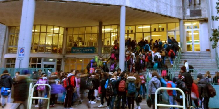 In Parrocchia si benedicono docenti e studenti. Ecco la “Domenica della scuola”