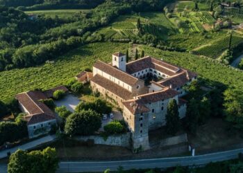«Messaggi di pace» all’Abbazia di Rosazzo. Biennale d’arte con Atchugarry