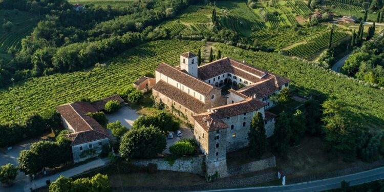 «Messaggi di pace» all’Abbazia di Rosazzo. Biennale d’arte con Atchugarry