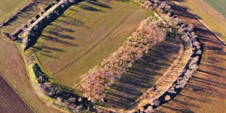 “Cjaminade dal Cjastelîr”, a Mereto di Tomba guida e mappa in tre lingue
