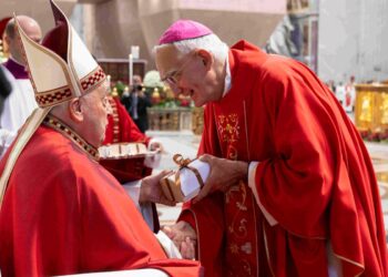 Il Nunzio apostolico in Italia impone il pallio all’arcivescovo di Udine Riccardo Lamba