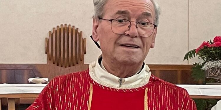 Addio a don Renato Vezzio, parroco di Salt