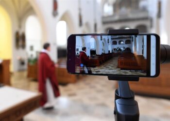 No alle messe trasformate in show. Alle Paoline il libro “La liturgia manomessa”