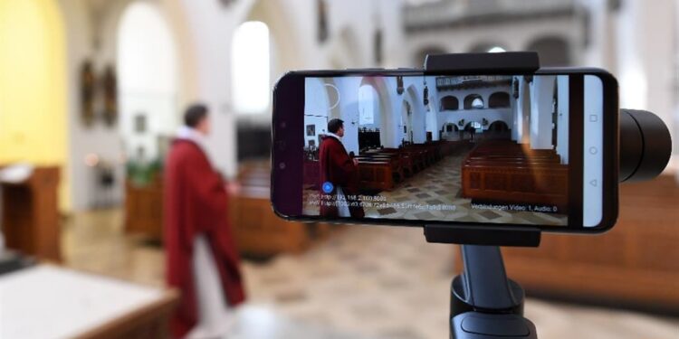 No alle messe trasformate in show. Alle Paoline il libro “La liturgia manomessa”