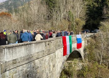 Sul ponte tra Taipana e Kobarid una scultura simbolo di unione