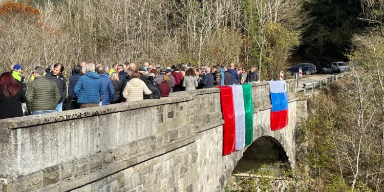Sul ponte tra Taipana e Kobarid una scultura simbolo di unione