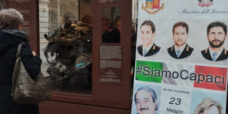 In via Mercatovecchio i resti dell’auto di Capaci