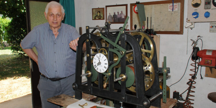 San Lorenzo di Sedegliano. Nuovo ticchettio per l’ex orologio del campanile grazie a Pietro Rinaldi