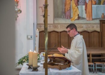 Campane a festa a Martignacco per l’ingresso di don Simone Baldo