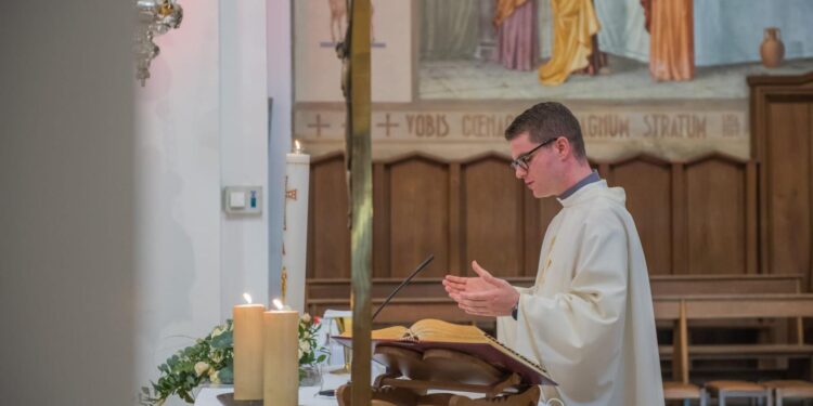 Campane a festa a Martignacco per l’ingresso di don Simone Baldo