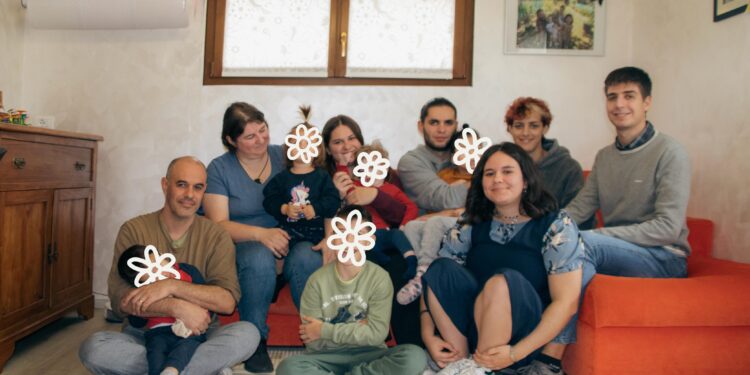 Elena e Andrea di Muzzana: «Abbiamo tre figli “di pancia” e cinque “di cuore”»