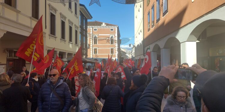 Sciopero. Duemila al corteo “regionale” a Pordenone. Annunciata alta adesione nelle fabbriche