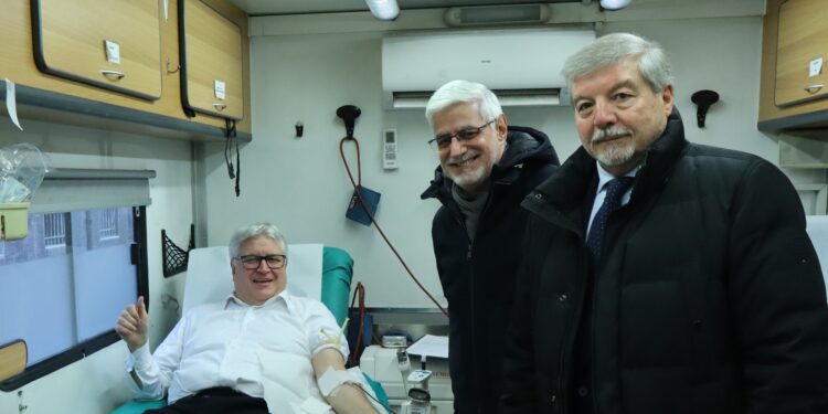 Anche il sindaco di Udine sull’autoemoteca Afds per donare il sangue