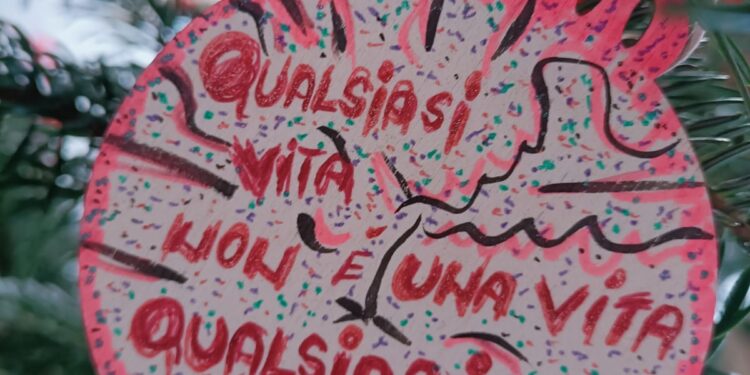 A Tarcento solidarietà e inclusione con l’albero di Natale di comunità