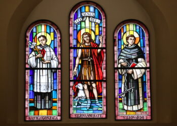 Variano. Nuove vetrate per il centenario della chiesa