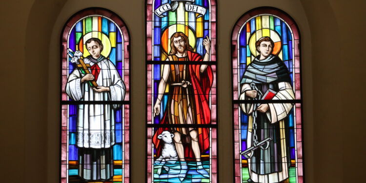 Variano. Nuove vetrate per il centenario della chiesa