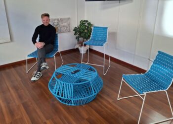 Palmanova. Grazie alla fantasia di Mattia, dalla corda intrecciata nascono tavoli e sedie unici