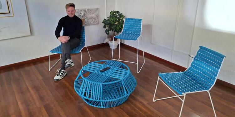 Palmanova. Grazie alla fantasia di Mattia, dalla corda intrecciata nascono tavoli e sedie unici