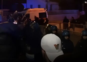 Udinese-Venezia, scene di guerriglia tra tifosi sui binari a Basiliano. Alcuni feriti