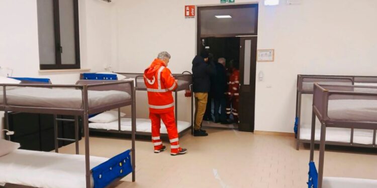 Senza dimora. Posti esauriti al dormitorio della Croce Rossa