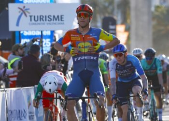 Ciclismo, il re delle volate è tornato: Jonathan Milan vince a Valencia