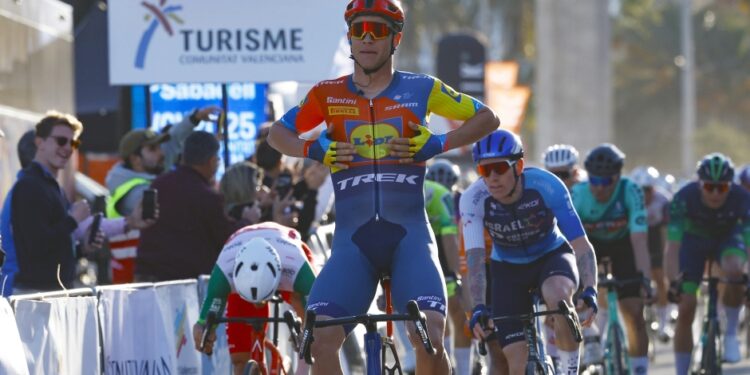 Ciclismo, il re delle volate è tornato: Jonathan Milan vince a Valencia