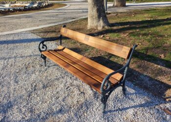 Nuove panchine e vialetti rinnovati in piazza Primo Maggio