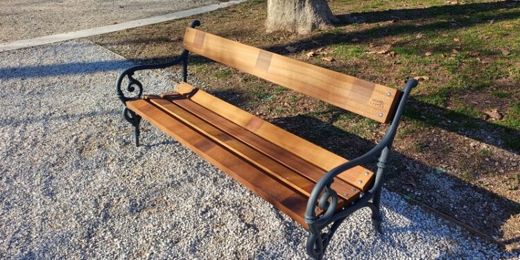 Nuove panchine e vialetti rinnovati in piazza Primo Maggio