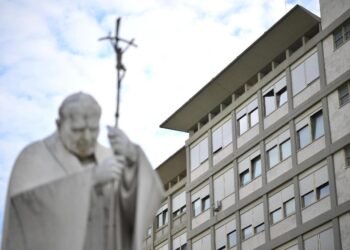 Papa Francesco, condizioni stazionarie. Ventilazione meccanica anche la notte