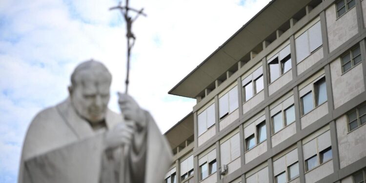 Papa Francesco, condizioni stazionarie. Ventilazione meccanica anche la notte