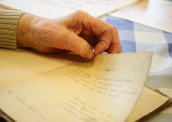 Topolò-Isola. Gli anziani delle case di riposo traducono le poesie nella loro lingua madre, per libri, video e foto realizzati dagli studenti