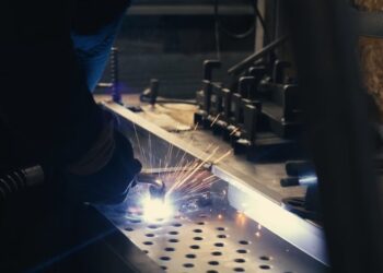 Precarietà e salari bassi, scioperano i lavoratori metalmeccanici