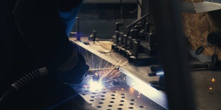 Precarietà e salari bassi, scioperano i lavoratori metalmeccanici