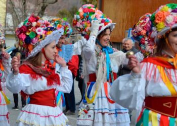 A Resia rivive il Püst, tra danze, natura e maschere tradizionali