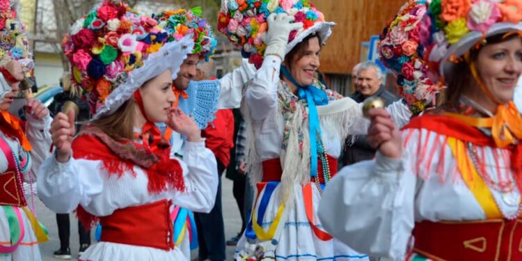 A Resia rivive il Püst, tra danze, natura e maschere tradizionali