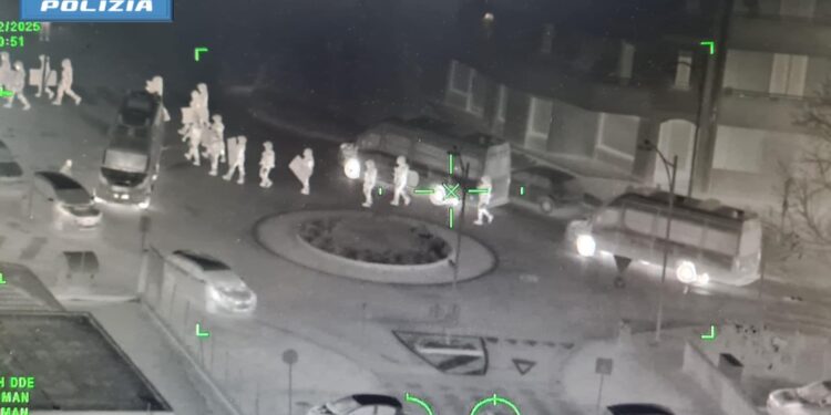 Treno assaltato, gli ultras patteggiano. Pene fino a 2 anni con condizionale e scarcerazione