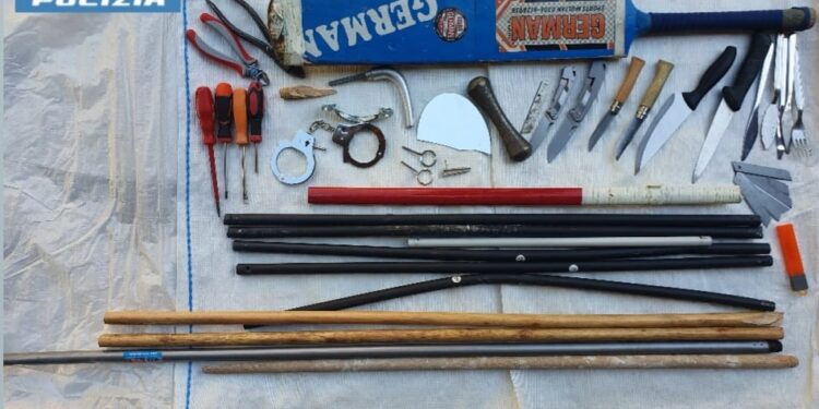 Minori stranieri, ritrovate 50 armi improprie in due case di accoglienza