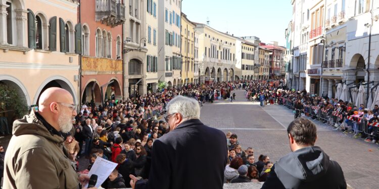 In migliaia per il ritorno dei carri allegorici a Udine