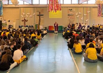 Mons. Riccardo Lamba con i ragazzi della Festa a Lignano