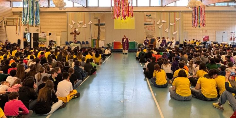 Mons. Riccardo Lamba con i ragazzi della Festa a Lignano