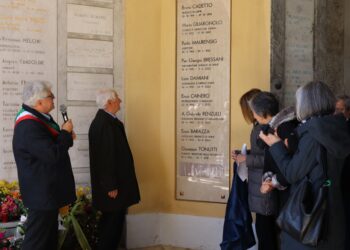 Giuseppe Tonutti nel famedio del cimitero di Udine. De Toni: «Fautore del personalismo comunitario»
