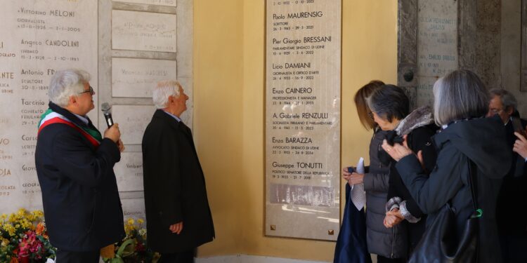 Giuseppe Tonutti nel famedio del cimitero di Udine. De Toni: «Fautore del personalismo comunitario»