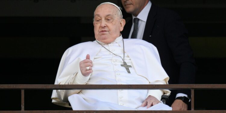 Papa Francesco torna in Vaticano. E si affaccia dall’ospedale a salutare i fedeli. L’appello per Gaza