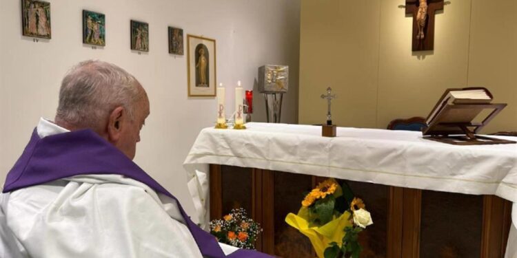 Papa Francesco: «Disarmare parole, cuori, Terra». E quella foto…