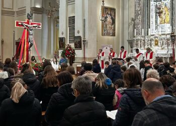 I giovani della Diocesi davanti al “Cristo nero” di Codroipo